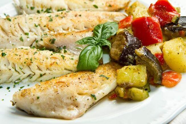 The weekly low-carb menu includes cooked cod with aubergines and tomatoes. 